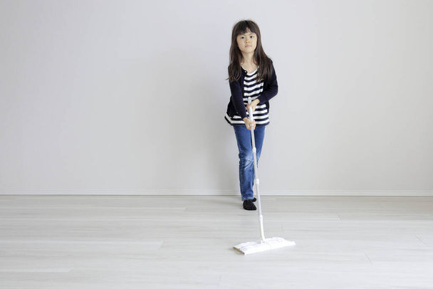 Japanese girl mopping the floor (7 years old) - Fotó, kép