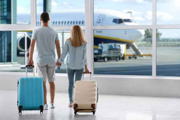 Casal com malas no aeroporto
 - Foto, Imagem
