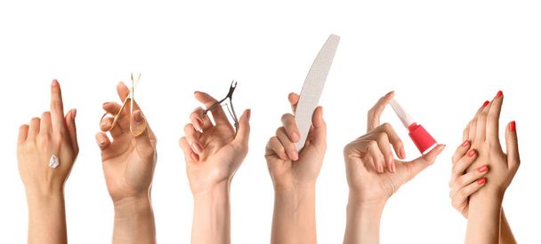 Manos femeninas con juego de suministros para manicura sobre fondo blanco - Foto, Imagen