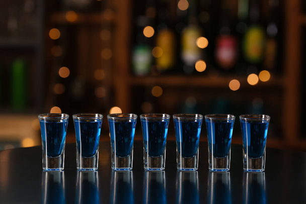 Cocktail di sparo su tavolo in bar - Foto, immagini