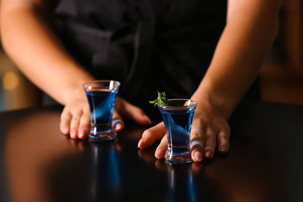 Barkeeperin mit leckeren Cocktails in der Bar, Nahaufnahme - Foto, Bild