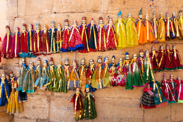 Re e regina tradizionali, chiamati Raja Rani, burattini fatti a mano o Katputli Set sono appesi al muro all'interno del forte Jaislamer, Rajasthan, India. Bambole a Jaisalmer sono popolari e vengono venduti ai turisti. - Foto, immagini