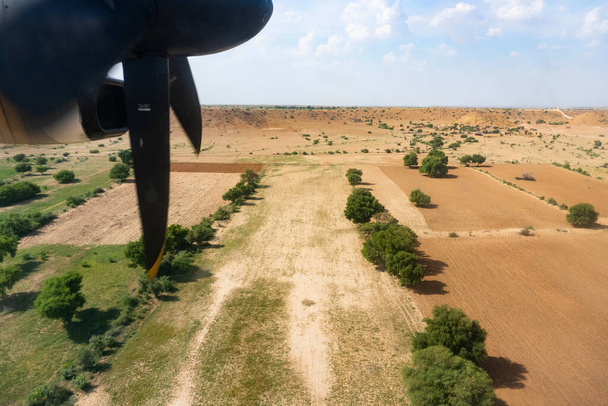 Вид на пустыню Тар с самолета, Раджастан, Индия. Пропеллеры и тар в раме. - Фото, изображение