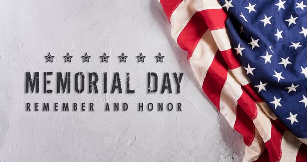 Happy Memorial Day Konzept aus amerikanischer Flagge mit dem Text auf weißem Stein Hintergrund. - Foto, Bild