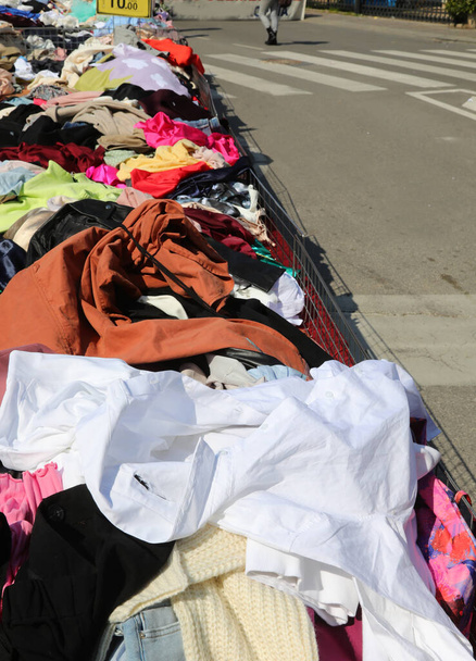kledingkraam te koop op de straatmarkt overdag - Foto, afbeelding