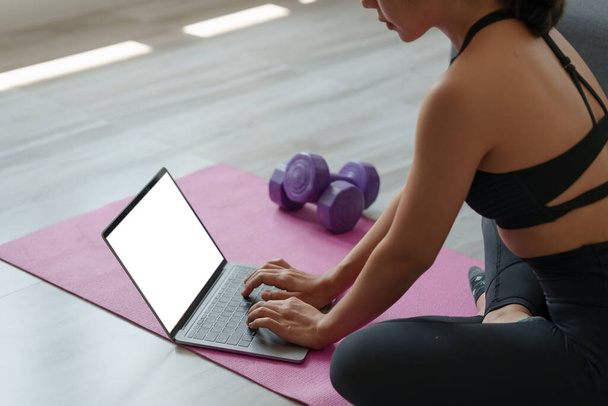 Giovane donna che pratica yoga seguire insegnante in classe portatile online a casa. Calma e relax concetto. - Foto, immagini