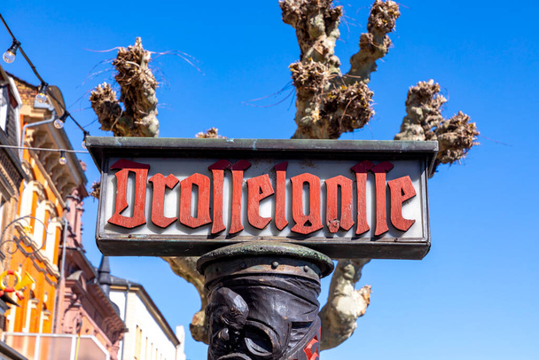 Schild Drosselgasse in Rüdesheim. Diese schmale Straße ist der bekannteste Touristenort Rüdesheims - Foto, Bild