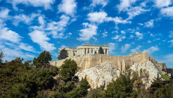 Athens, Greece. Acropolis and Parthenon temple, top landmark. Scenic view of ancient Greece remains from city center, blue sky with clouds background. - Foto, Imagem