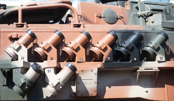 Desfile militar. Color del camuflaje del vehículo blindado, vista cercana, arma de guerra. Equipo del ejército para combate y defensa - Foto, imagen