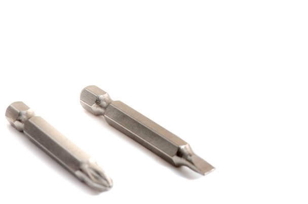 Profesjonalne narzędzie konstrukcyjne metalowa szczelinowa dysza bitowa do śrubokrętu elektrycznego izolowana na białym tle - Zdjęcie, obraz