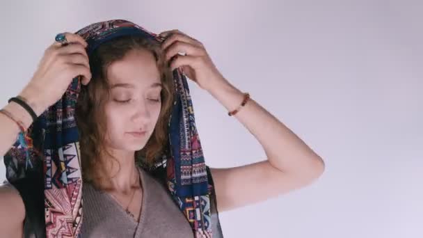 Молода дівчина носить шарф
 - Кадри, відео