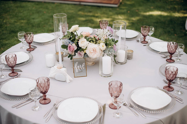 disposizione centrale dei fiori su un tavolo da banchetto servito - Foto, immagini