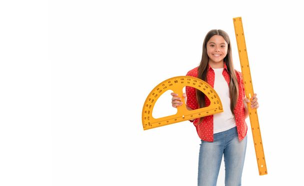 fröhliche Teenager Mädchen halten Winkelmesser Lineal. zurück zur Schule. Algebra und Geometrie - Foto, Bild
