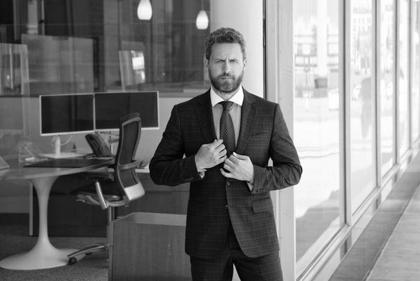kypsä parrakas mies liikemies liikemiesmäisessä puvussa toimiston ulkopuolella, liike - Valokuva, kuva
