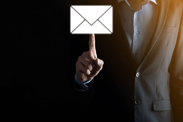 Email a uživatelská ikona, podepsat, symbol marketing nebo newsletter koncept, diagram.Send email.Bulk mail.Email a sms marketing koncept. Režim přímého prodeje v podnikání. Seznam klientů pro poštu - Fotografie, Obrázek