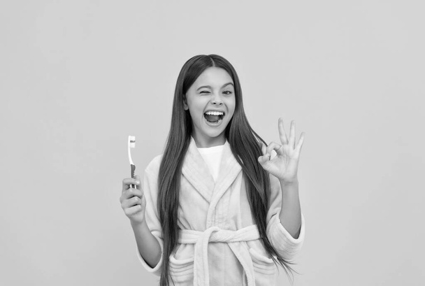 自己衛生だ。毎日の習慣。幸せな10代の女の子は歯ブラシを持って。子供の頃の幸せ。朝のルーティン. - 写真・画像