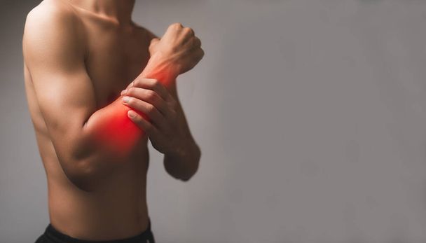 Mannelijke patiënt met pijn, pijn, pijn in de arm, bot, pees, pijn Medisch concept letsel - Foto, afbeelding