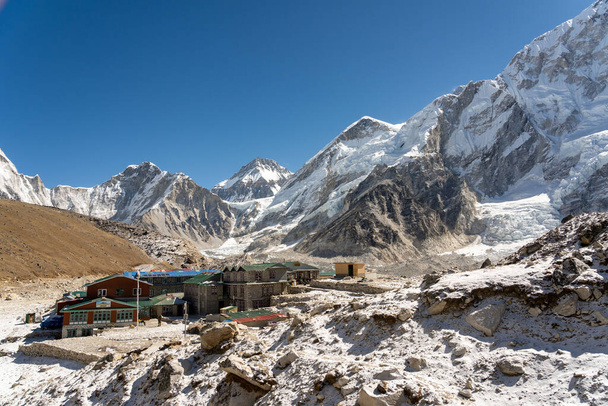 De kleine stad Gorak Shep net voor de beklimming van Everest Base Camp. - Foto, afbeelding