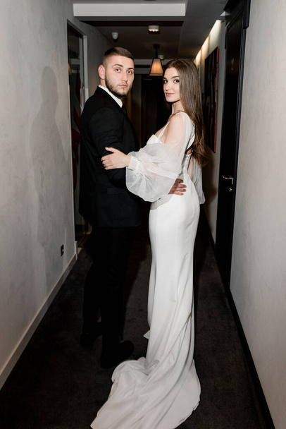 beautiful bride and groom posing in the hallway - Foto, imagen