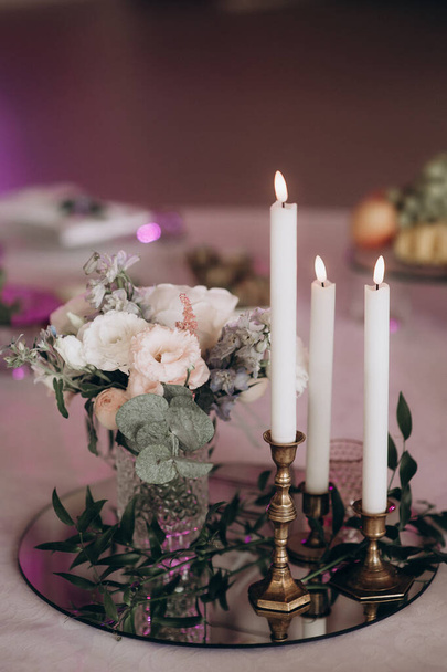 結婚式のバンケットテーブルの上にろうそくのあるボヘミアン・ブーの装飾 - 写真・画像