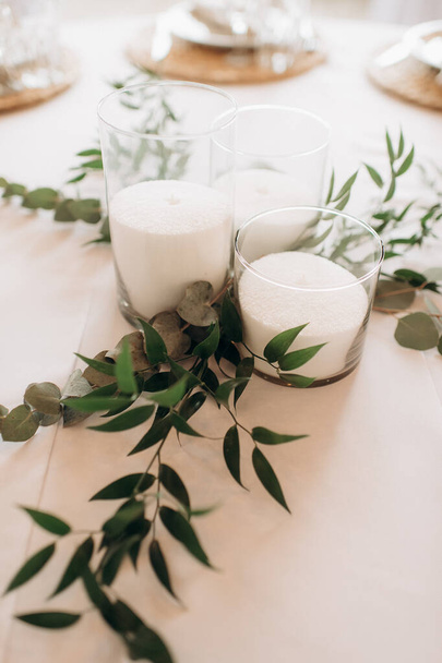 rustic flower arrangement in the decor of a wedding banquet table - Foto, imagen