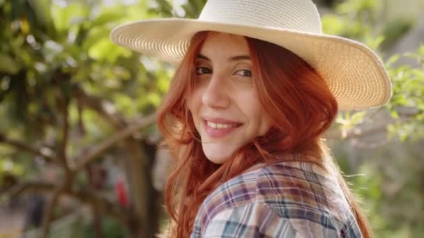 Junge Reiterin lächelt auf ihrer Ranch - Filmmaterial, Video