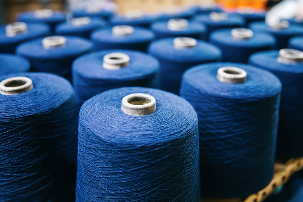 Cotton yarns or threads on spool tube bobbins at cotton yarn factory - Foto, imagen