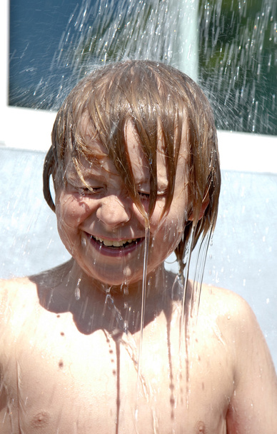 dziecko ma orzeźwiający prysznic - Zdjęcie, obraz