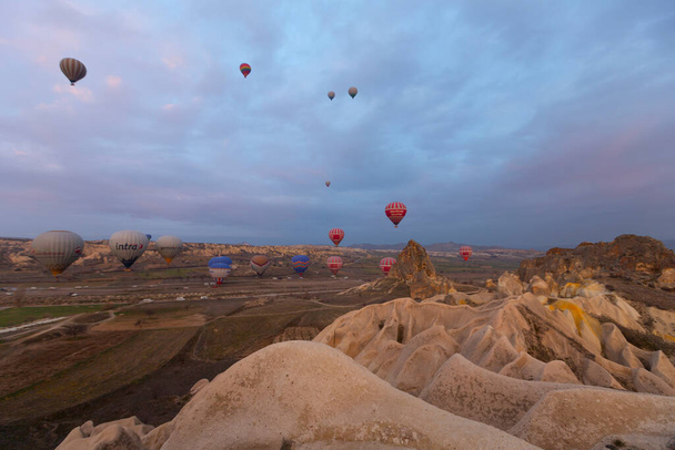 Montgolfières colorées avant le lancement dans le parc national de Goreme, Cappadoce, Turquie
 - Photo, image