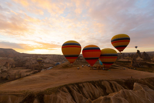 Colorful hot air balloons before launch in Goreme national park, Cappadocia, Turkey - Foto, Bild