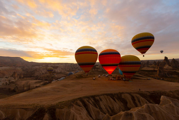 Красочные воздушные шары перед запуском в национальном парке Гореме, Каппадокия, Турция
 - Фото, изображение