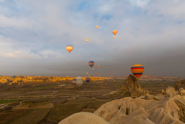 Színes léggömbök előtt dob a Göreme nemzeti park, Cappadocia, Törökország - Fotó, kép