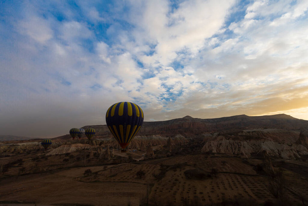 Balões de ar quente coloridos antes do lançamento no parque nacional de Goreme, Capadócia, Turquia
 - Foto, Imagem