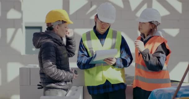 Уверенная женщина-подрядчик инструктирует работников - Кадры, видео