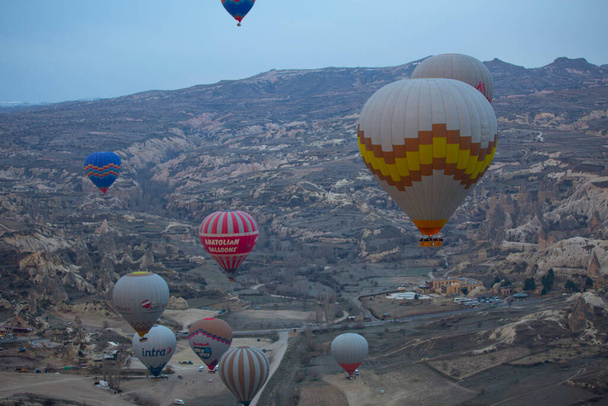 Η μεγάλη τουριστική ατραξιόν της Καππαδοκίας - πτήση αερόστατου. Καππαδοκία είναι γνωστή σε όλο τον κόσμο ως ένα από τα καλύτερα μέρη για να πετάξει με αερόστατα θερμού αέρα. Γκιόρεμε, Καππαδοκία, Τουρκία - Φωτογραφία, εικόνα