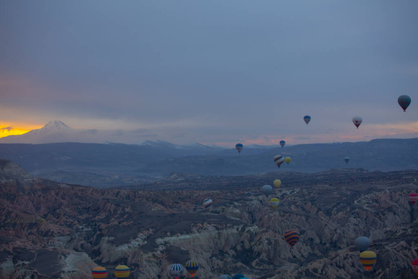 The great tourist attraction of Cappadocia - balloon flight. Cappadocia is known around the world as one of the best places to fly with hot air balloons. Goreme, Cappadocia, Turkey - Fotografie, Obrázek