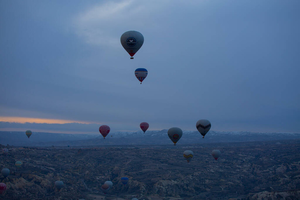 The great tourist attraction of Cappadocia - balloon flight. Cappadocia is known around the world as one of the best places to fly with hot air balloons. Goreme, Cappadocia, Turkey - Фото, изображение