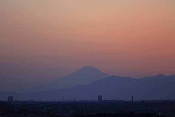 富士山。富士山神奈川県横浜市からの眺め(夕景)) - 写真・画像