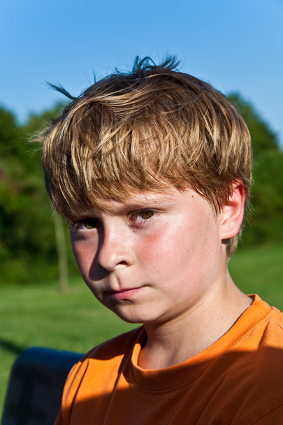 Porträt eines schwitzenden Jungen nach dem Sport - Foto, Bild