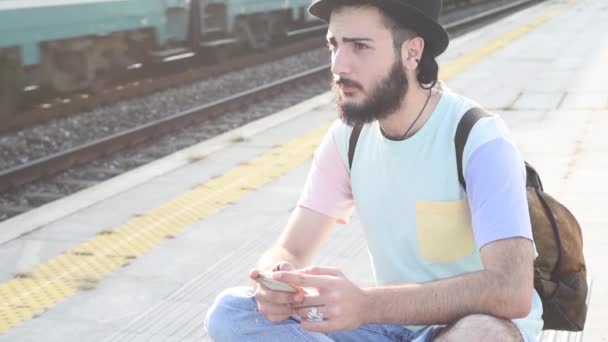 Νέοι hipster άνθρωπος χρησιμοποιώντας smartphone - Πλάνα, βίντεο