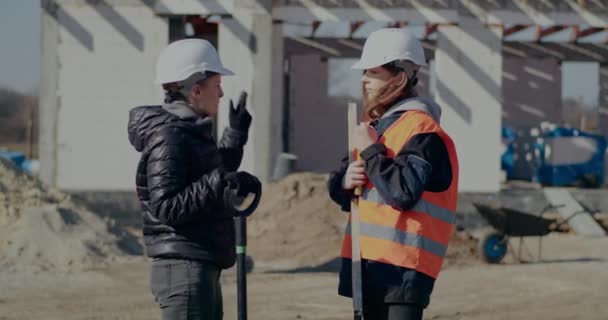 Magabiztos építőipari munkatársak közös tervezése és megvitatása - Felvétel, videó