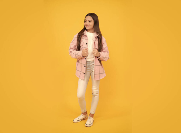 Parece fixe. última tendência. moda de outono. menina adolescente feliz na camisa xadrez rosa. - Foto, Imagem