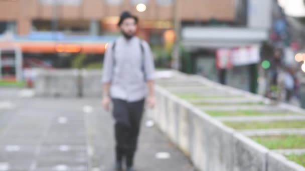 Şehirde yürüyen hipster adam - Video, Çekim