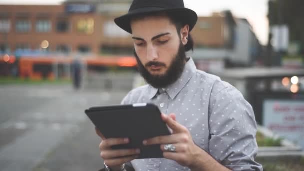 Hombre barbudo usando tableta
 - Metraje, vídeo