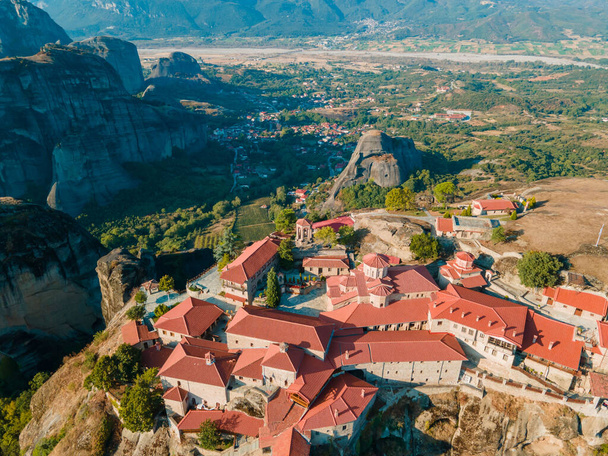 meteora monasterio vista aérea Tesalia montañas Grecia verano - Foto, imagen