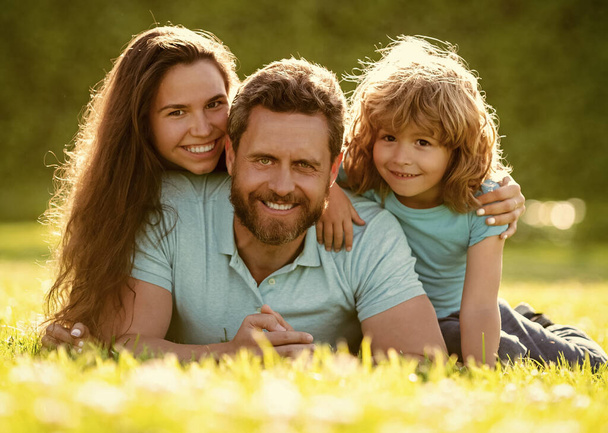 szczęśliwa rodzina ojca i syna zrelaksować się w parku letnim zielona trawa, portret rodzinny - Zdjęcie, obraz