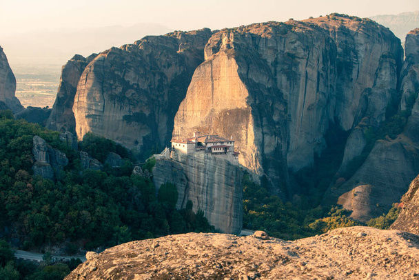 Reise Wahrzeichen Meteora Kloster auf der Spitze des thessalischen Gebirges Griechenland - Foto, Bild