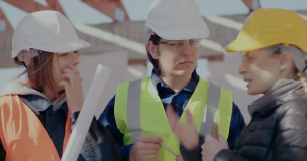 Építési munkásokkal az építési tervről tárgyaló vállalkozó - Felvétel, videó