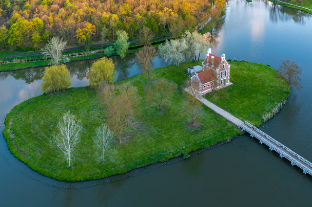Deg, Macaristan - Festetik Sarayı 'nın parkındaki Hollanda Evi hakkında havadan görüş. - Fotoğraf, Görsel