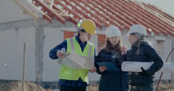Női mérnök és felügyelő megbeszéli a tervrajzot a munkatárssal - Felvétel, videó